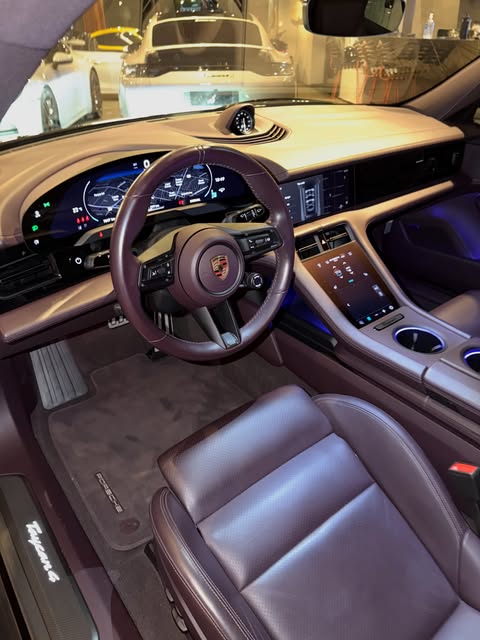 PORSCHE TAYCAN 4 CROSS TURISMO - Imagem 12