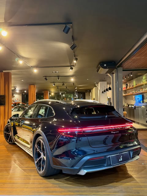 PORSCHE TAYCAN 4 CROSS TURISMO - Imagem 17