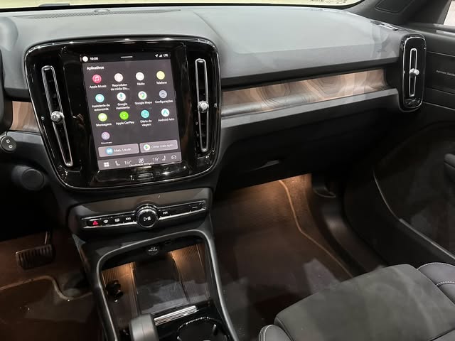 VOLVO XC40 P6 RECHARGE ELECTRIC PLUS - Imagem 8