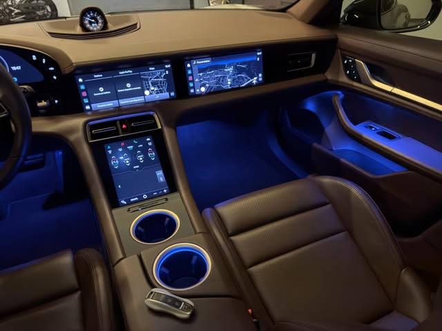 PORSCHE TAYCAN 4 CROSS TURISMO - Imagem 13