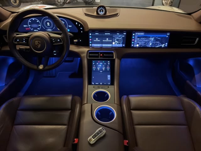 PORSCHE TAYCAN 4 CROSS TURISMO - Imagem 10